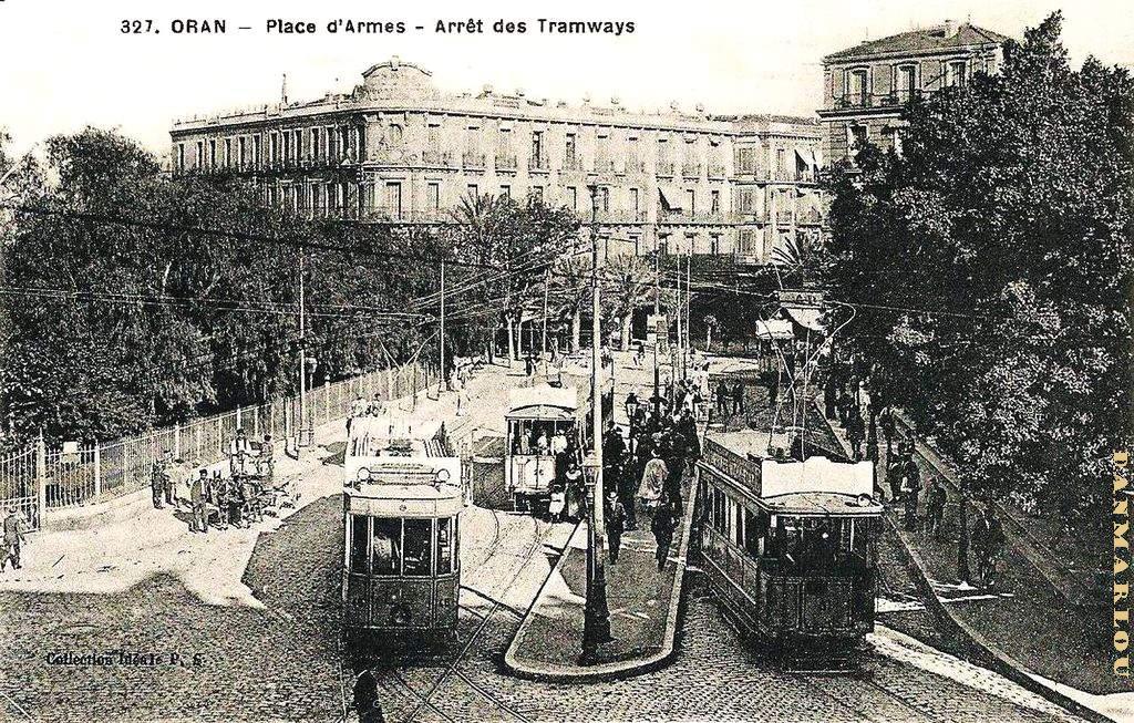 PA c- 052- Place d'Armes- trams et autobus.jpg